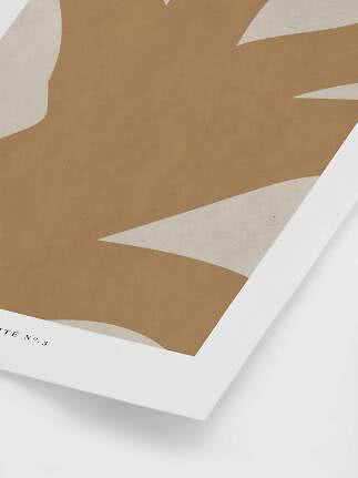 Abstracte kunstprint in beige en wit met organische vormen op kraftpapierlook achtergrond
