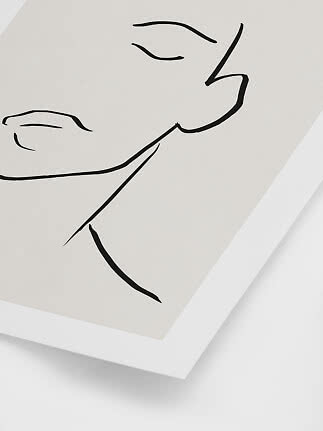 Dibujo lineal minimalista de una figura femenina reclinada en marco blanco