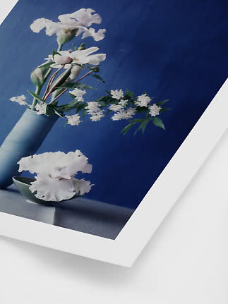 Affiche florale encadrée avec fleurs blanches dans un vase bleu sur fond bleu foncé