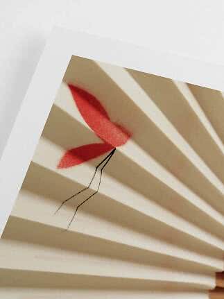 Affiche abstraite avec formes de feuilles rouges et lignes noires sur fond beige à ombres claires