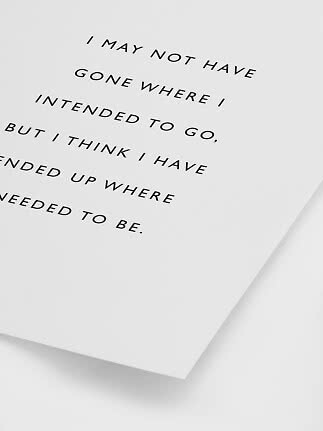Minimalistisk hvid plakat med inspirerende engelsk citat i sort tekst.