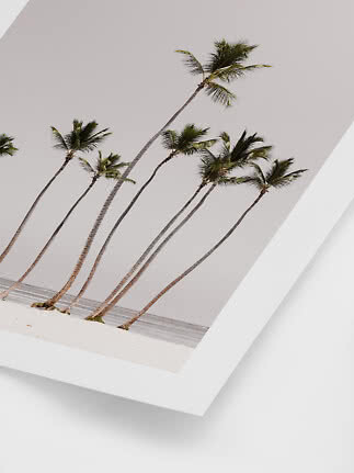 Wandbild mit Palmen an hellem Sandstrand am Meer in minimalistischem weißem Rahmen