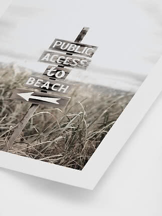 Foto incorniciata di cartello in legno "Public Access to Beach" tra l’erba delle dune