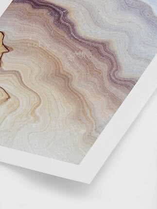 Gerahmter abstrakter Kunstdruck mit welligen Marmorlinien in Beige-, Creme- und Lilatönen