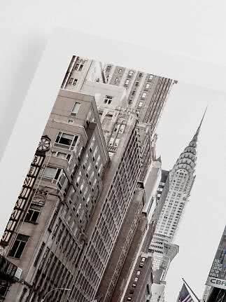 Foto urbana incorniciata di alti edifici a New York con il Chrysler Building sullo sfondo