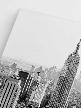 Sort-hvid plakat med New Yorks skyline og Empire State Building