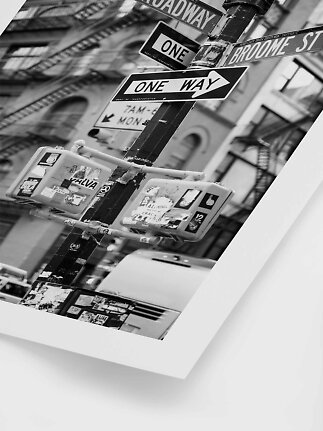 Sort-hvid plakat med gadeskilte og trafiklys på hjørnet af Broadway og Broome Street.