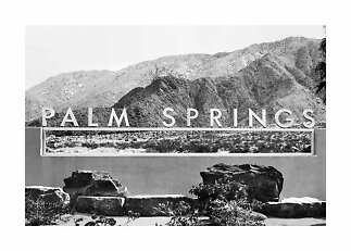 Schwarz-Weiß-Foto des Palm-Springs-Schilds vor Wüstenbergen