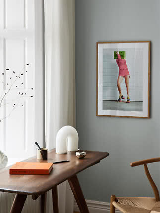 Poster incorniciato con persona sui pattini a rotelle e boombox verde davanti al viso