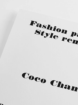 Primo piano di una rivista di moda bianca con titolo nero in copertina