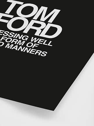 Sort plakat med stor hvid typografi, hvor der står TOM FORD.