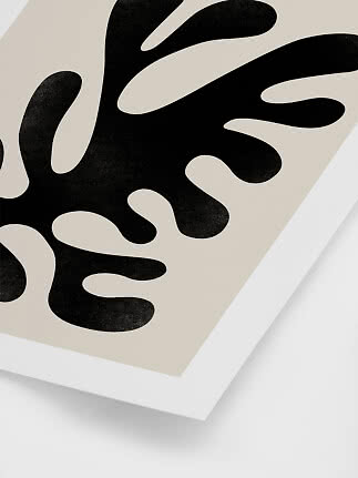 Motivo botánico abstracto negro en póster beige con marco blanco