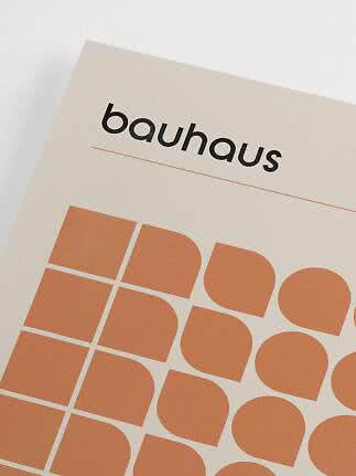 Bauhaus-plakat med orange geometriske former på beige baggrund