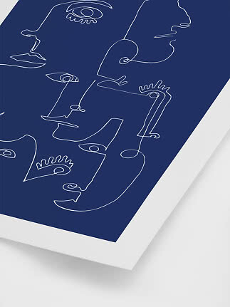Póster abstracto con rostros de líneas blancas sobre fondo azul oscuro en marco blanco