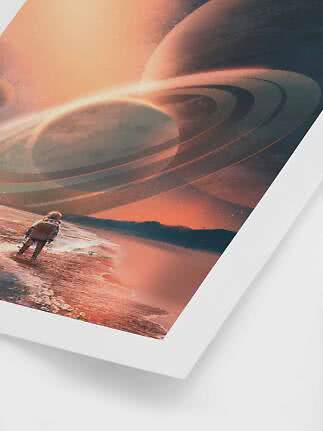Plakat med astronaut på fremmed strand under enorme ringplaneter i orange toner