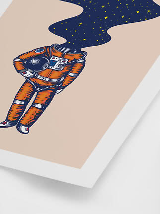 Illustration af orange astronaut med stjernehimmel, der strømmer ud af hjelmen