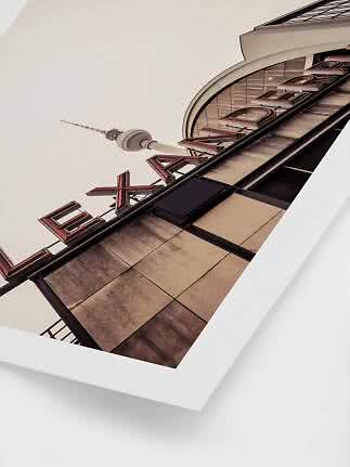 Froschperspektive auf Alexanderplatz-Schriftzug mit Fernsehturm im Hintergrund