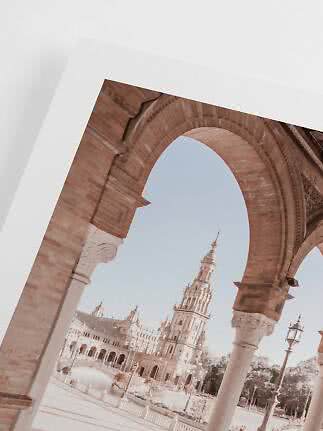 Trykt foto af buer og tårn i Plaza de España på hvid baggrund