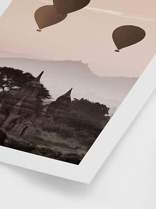Poster mit Heißluftballons über alten Tempeln in nebliger Landschaft bei Sonnenaufgang