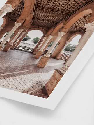 Stampa fotografica di colonnato ad archi con pavimento piastrellato e soffitto decorato