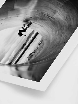 Affiche noir et blanc d’un skateur dans un bowl en forme de vague au bord de l’eau