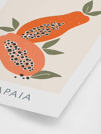 Illustratie van twee halve papaja's met zwarte pitten en groene bladeren op beige achtergrond