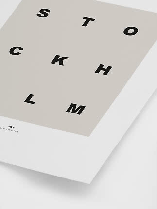 Minimalistisches Poster mit verstreuten schwarzen Buchstaben auf beiger Fläche und weißem Rand