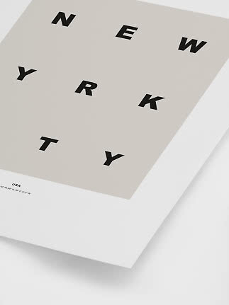 Minimalistisk poster med ordet New York i svarta bokstäver på beige bakgrund med vit kant