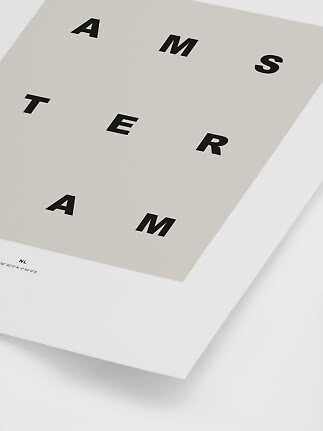 Minimalistisches Poster mit den Buchstaben A M S T E R A M auf beigefarbener Fläche