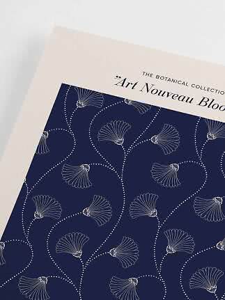 Nærbillede af botanisk plakat med mørkeblåt art nouveau-blomstermønster på lys baggrund