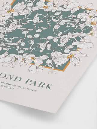 Poster con illustrazione floreale bianca su sfondo verde e scritta Richmond Park