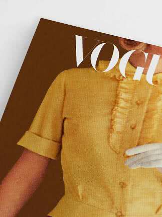 Närbild av Vogue-omslag med modell i gul klänning med volanger och vita handskar