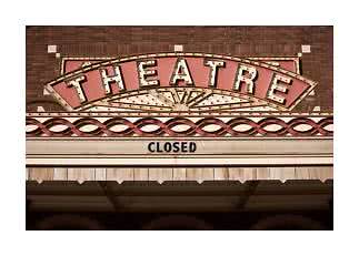 Façade de théâtre vintage avec grande enseigne THEATRE et marquise indiquant CLOSED