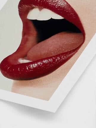 Gros plan d’une bouche ouverte avec rouge à lèvres rouge foncé et dents visibles sur une image imprimée