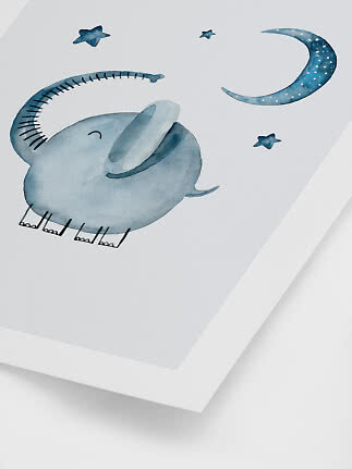Blaue Aquarell-Illustration eines süßen Elefanten mit Sternen und Mond auf weißem Poster