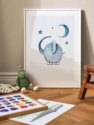 Weiß gerahmtes Kinderposter mit blauem Elefanten, Sternen und Mond, am Boden angelehnt