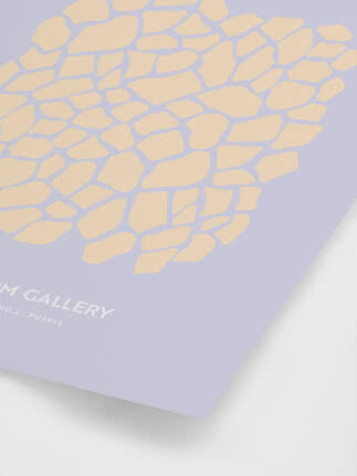 Lila Poster mit abstraktem Muster aus beigen Steinformen