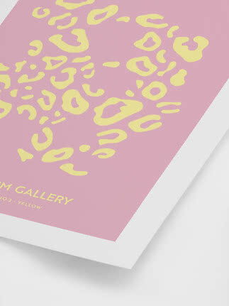 Inramad poster med rosa bakgrund och gula leopardfläckar, visad i vinkel