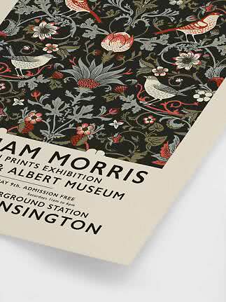 Plakat med William Morris blomstermønster med fugle på sort baggrund og beige kant