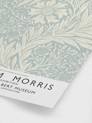 Plakat med lyseblåt og cremefarvet blomstermønster inspireret af William Morris