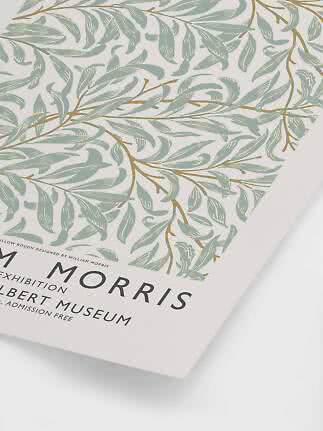 Plakat med lysegrønt bladmønster og teksten William Morris Exhibition på hvid baggrund
