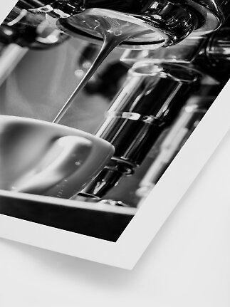 Sort-hvid nærbillede af espressomaskine, der hælder kaffe i en hvid kop