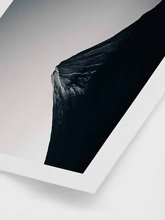 Póster abstracto en blanco y negro con forma diagonal oscura y texturizada