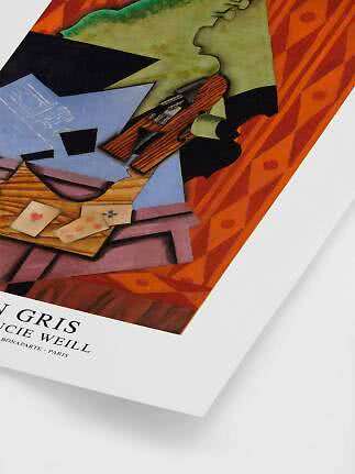 Poster d’arte cubista con violino, carte da gioco e bordo arancione decorato su sfondo bianco