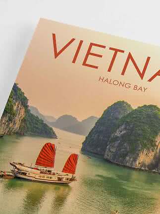 Skråt rejseplakat med båd med røde sejl i Halong Bay, Vietnam