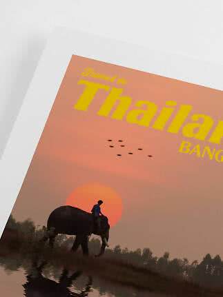 Rejseplakat med elefant og rytter ved solnedgang i Thailand, med hvid kant