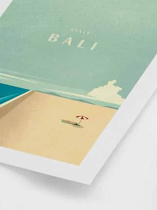 Gerahmtes Strandposter mit Schriftzug "Visit Bali" und minimalistischer Liege mit Sonnenschirm