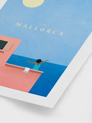 Illustriertes Mallorca-Poster mit Person am Pool, blauem Himmel und Schriftzug "Visit Mallorca"