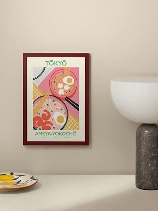 Indrammet Tokyo-plakat med farverig ramenillustration på beige væg