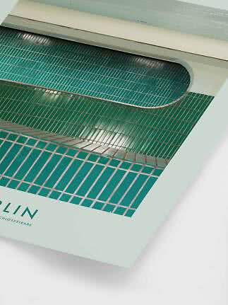 Kunstprint med buet swimmingpoolkant og turkise fliser på lys baggrund